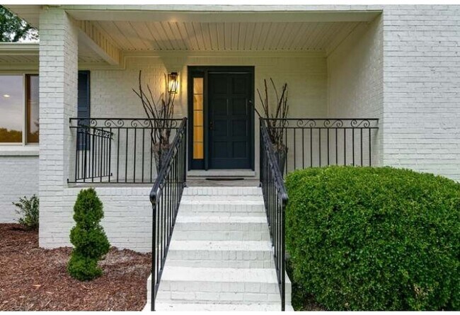 Exterior - Porche de recepción - 2203 Oakwood Ct