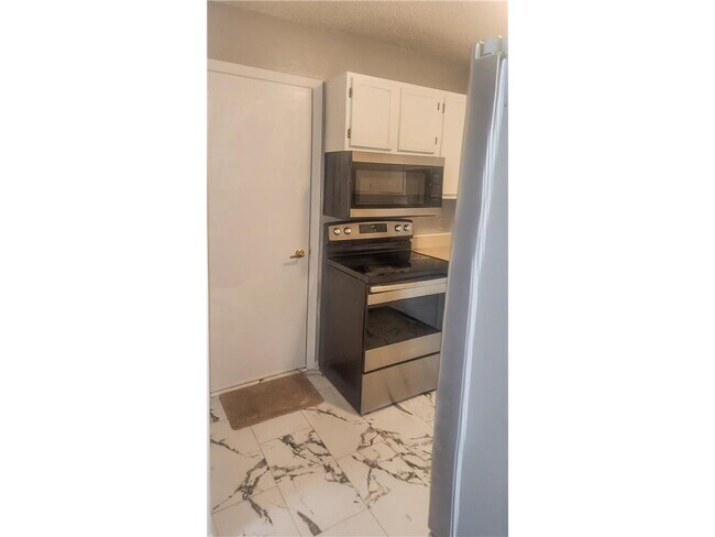 Building Photo - 9 Heights Rd NE