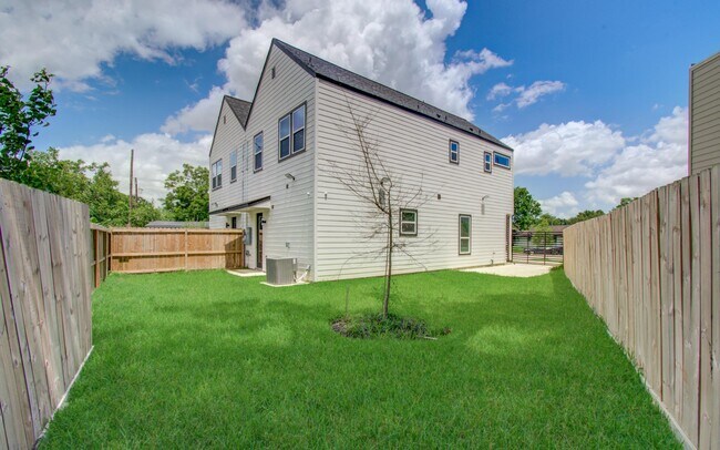 Foto del edificio - 5905 Crest Ct