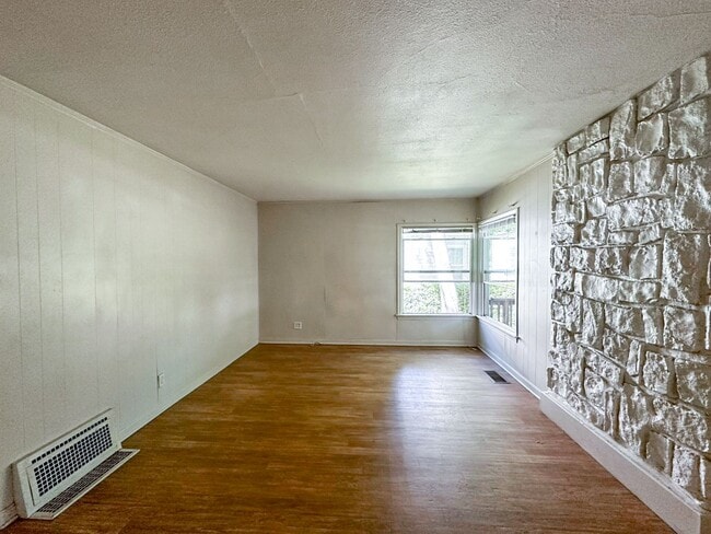 Foto del edificio - 5 Bedrooms and 3 Bathrooms!