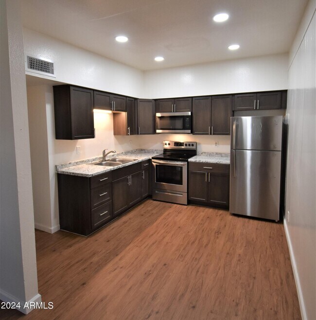 Building Photo - 123 Hardy Dr