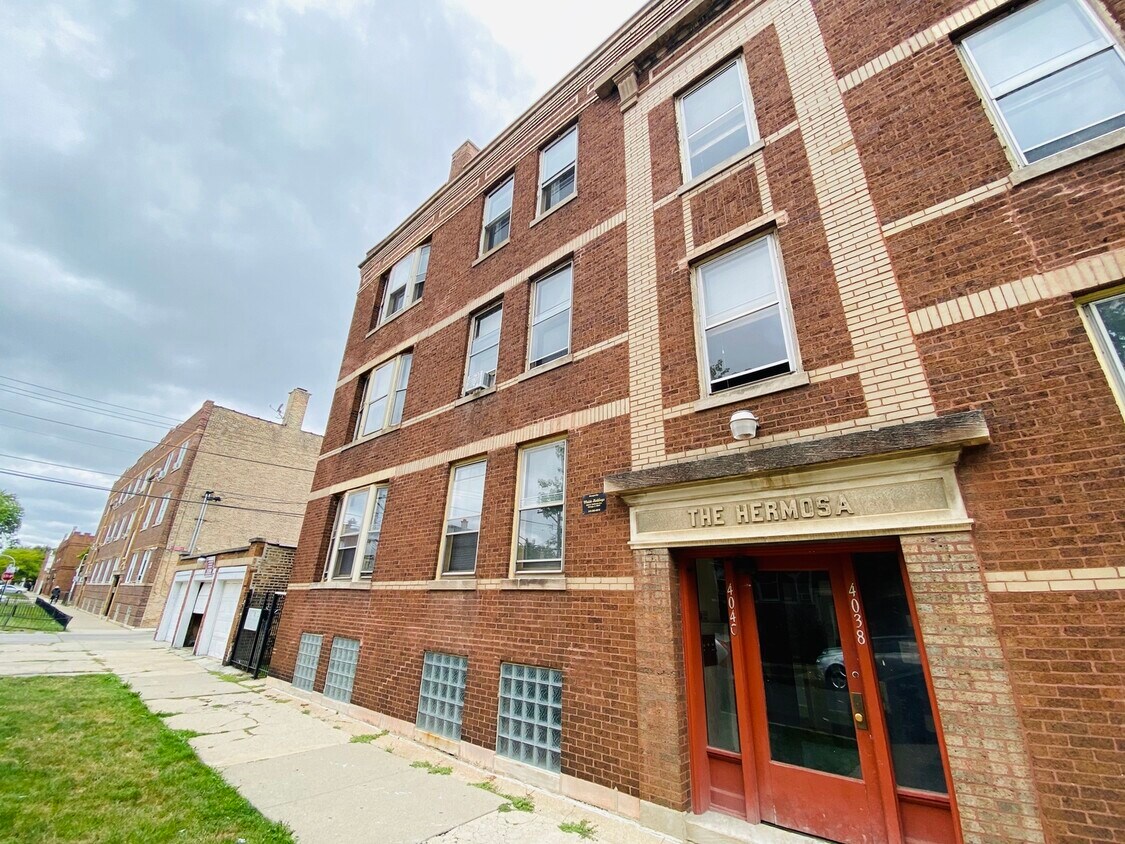 Primary Photo - 4038 W Dickens Ave