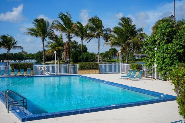 Foto del edificio - 14401 N Kendall Dr