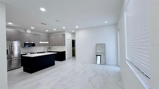 Building Photo - 4106 N Thatcher Ave