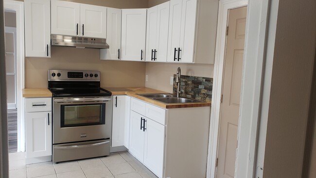 Kitchen - 19 Mahl Ave