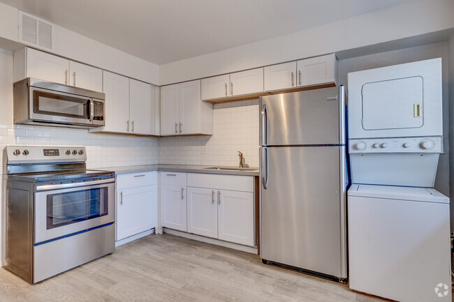 2BR, 1BA - 900SF - Kitchen - Lyndon Lane