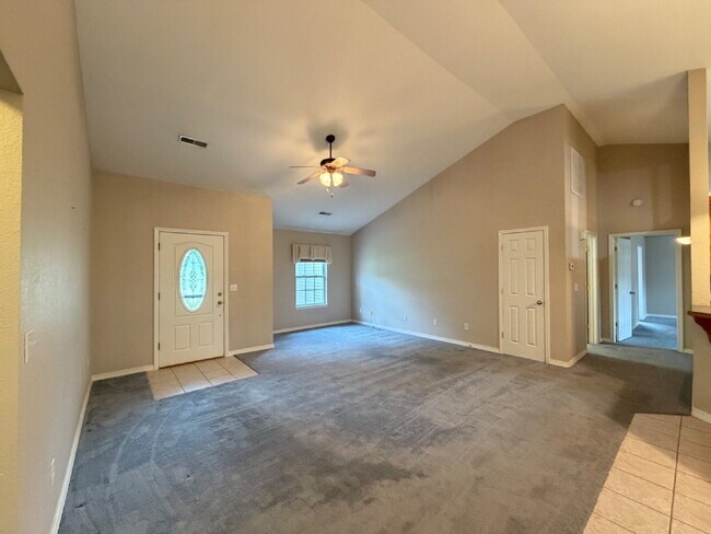 Foto del edificio - "Charming 3-Bedroom Summerbrooke home with 2 Full Baths with Fenced in, flat back yard”