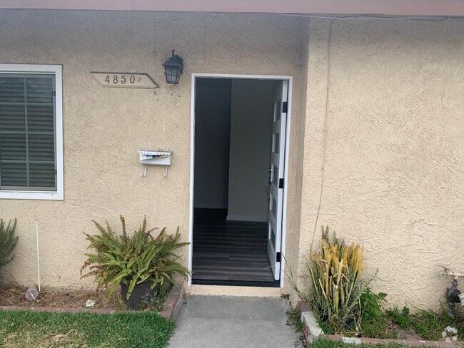 Building Photo - 4850 Santa Ana St