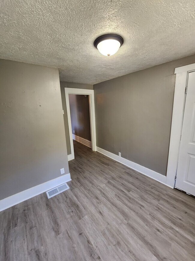 Foto del edificio - 2 bed 1 bath upstairs apartment