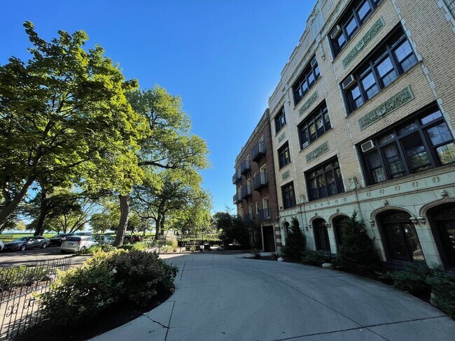 Building Photo - 1127 W Farwell Ave