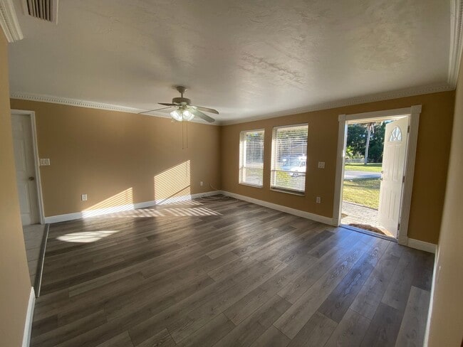 Building Photo - 3/2 Move In Ready