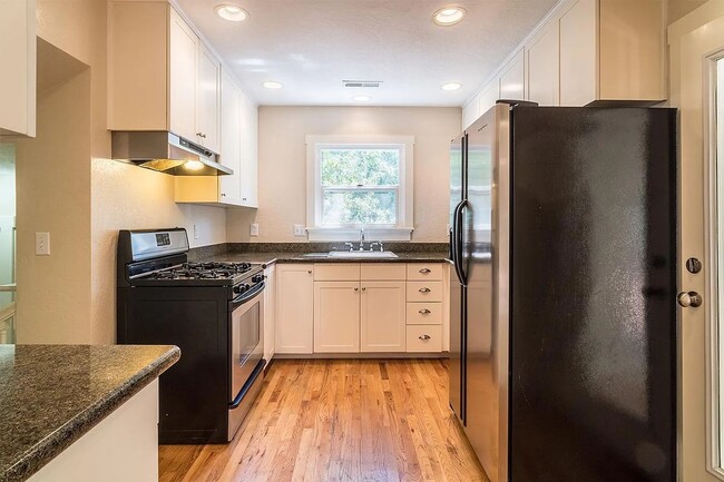 Building Photo - Beautifully updated Ashland home Near SOU ...