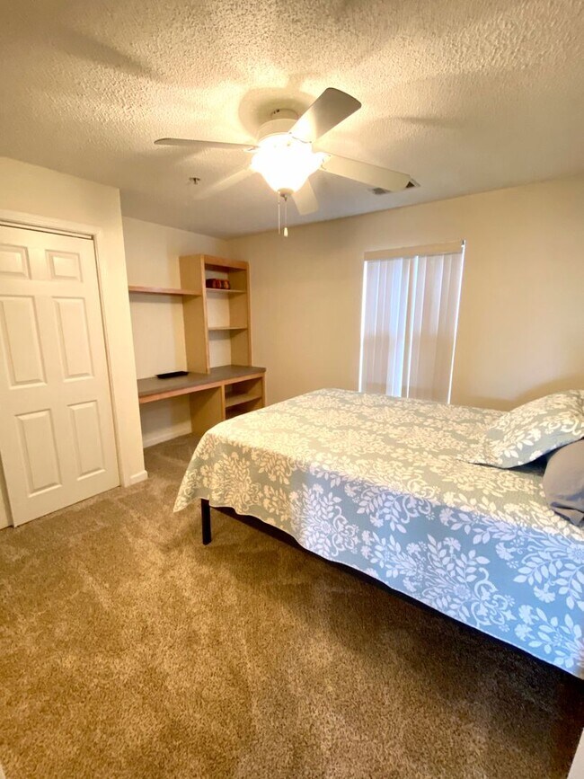 Building Photo - 4 Bedroom Condo in Harts Cove!