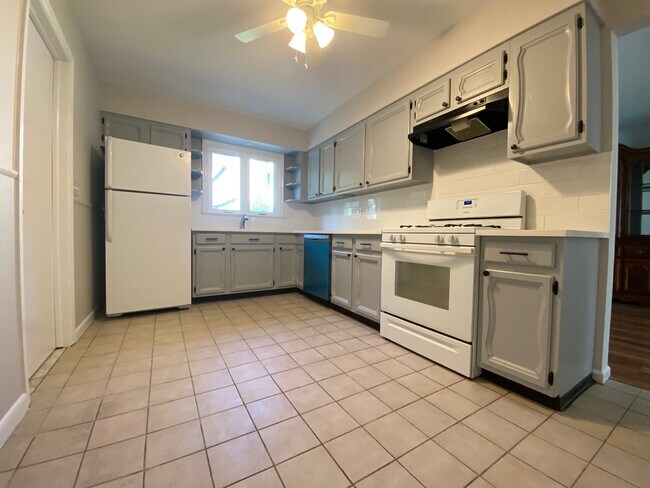 Foto del edificio - 8 Baker Ave