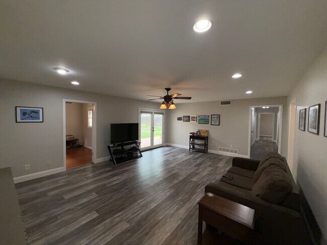 Foto del edificio - Spacious 3 Bedroom 2 Bath home COMING SOON!