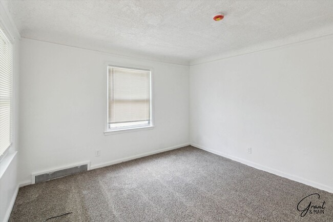 Building Photo - $1500 5 bedroom 2 bath