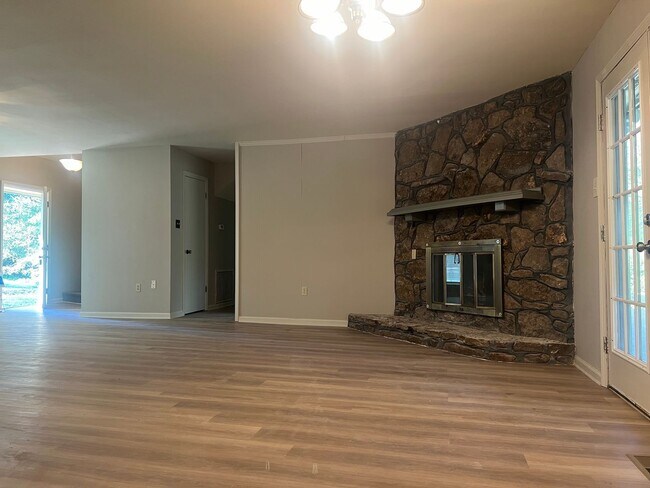 Foto del edificio - 1211 Essex Ln