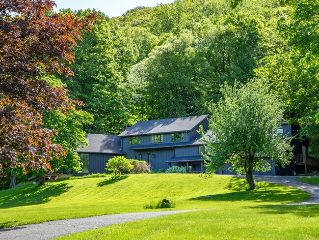 Foto del edificio - 110 Geer Mountain Rd