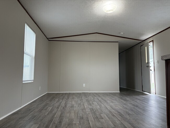 Building Photo - 603 Aster Bend