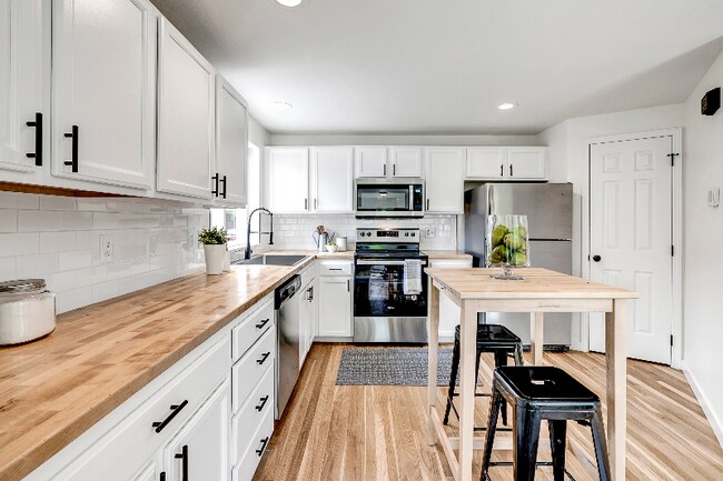 Foto del edificio - 4727 Sand Point Way NE