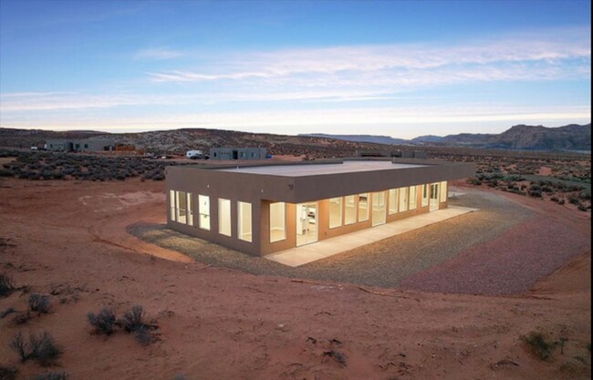 Building Photo - 840 S Victory Dr