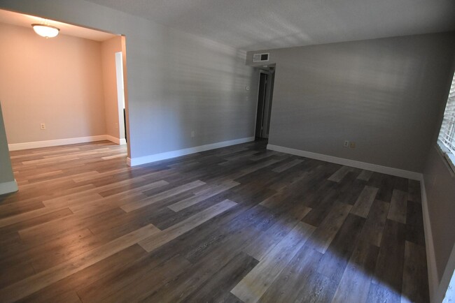 Building Photo - 1bed/1 bath, 2nd Floor Condo at Sandlewood...