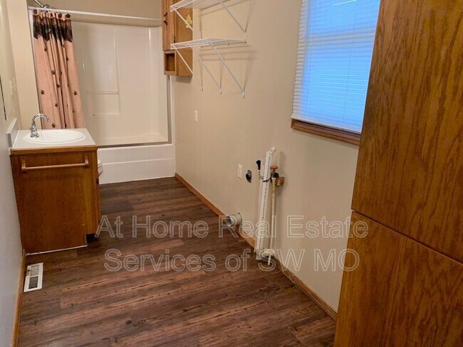 Building Photo - 3516 S Linden Ave
