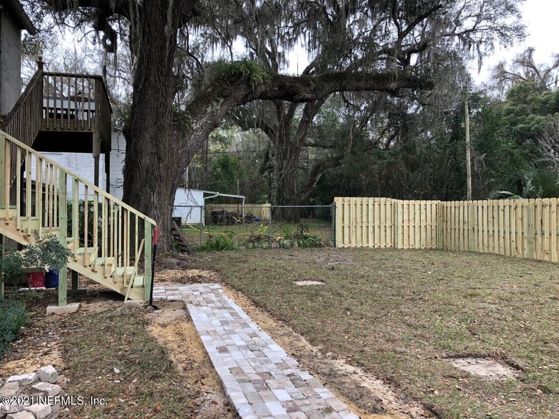 214 NE 1st St, Micanopy, FL 32667 Condo for Rent in Micanopy, FL