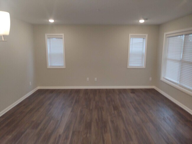 Building Photo - Big Lake spacious end unit, like new, FOR ...