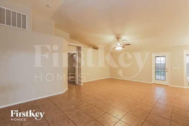 Foto del edificio - 4801 E Whitehall Dr