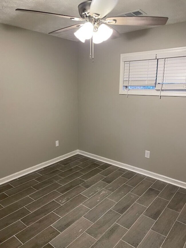 Foto del edificio - Available Soon!