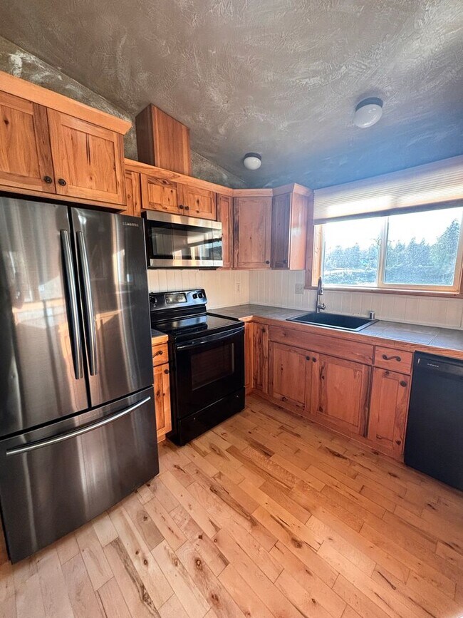 Building Photo - 2 Bedroom, 1 Bathroom unit above shop, Ava...