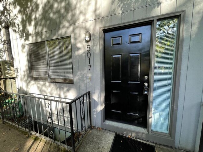 Building Photo - Spacious 4 Bedroom in a great location!