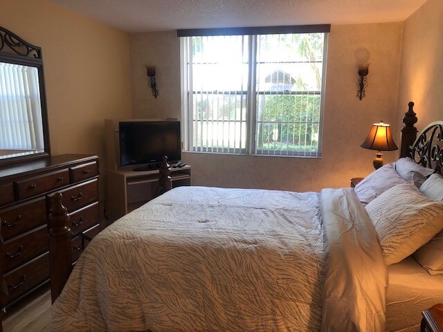 Dormitorio - 9325 Lagoon Pl