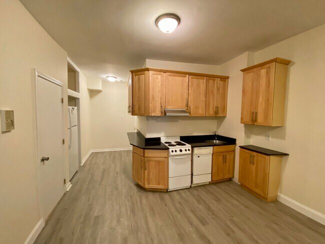 Building Photo - Kenmore Sq Location, Easy Commute everywhe...