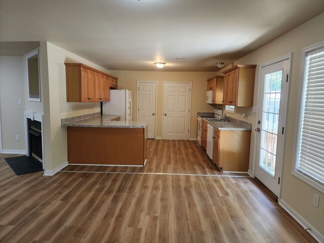 Building Photo - 3 Bedroom 2 Bath Brick Rancher in New Kent!