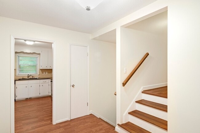 Building Photo - Spacious 4bd/3ba home with large backyard ...