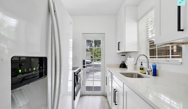Foto del edificio - 1400 NE 4th Ct