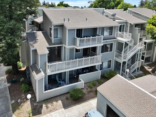 Building Photo - 3402 Pinewood Terrace