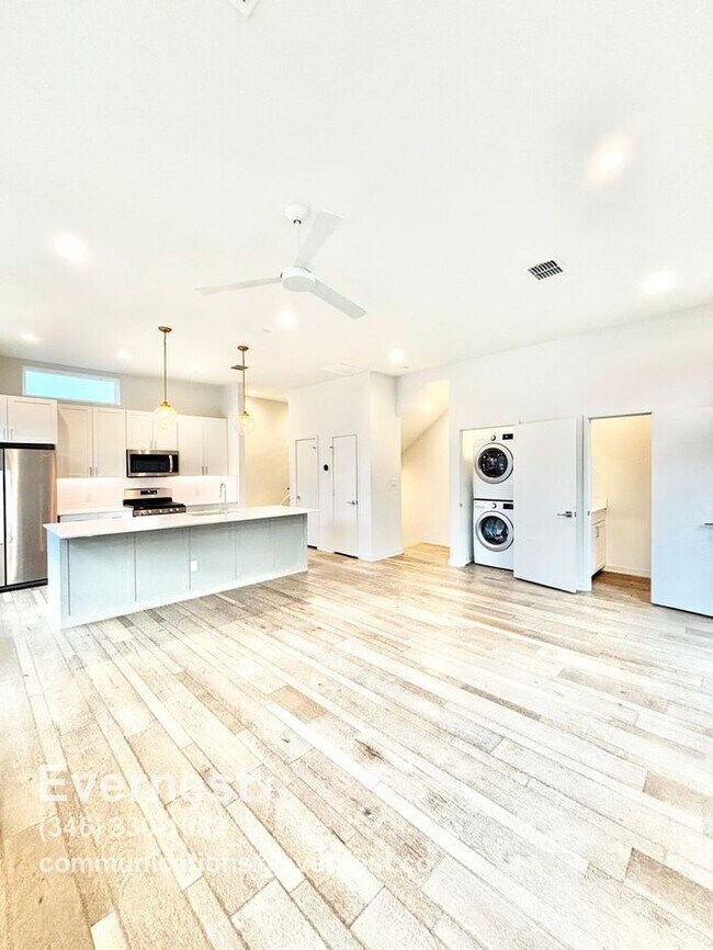 Foto del edificio - Gorgeous 2-Bedroom Townhome in Prime Locat...