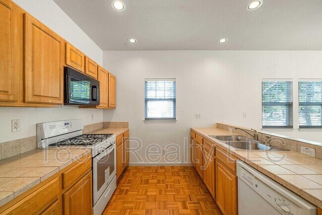 Building Photo - 2108 E 14th St
