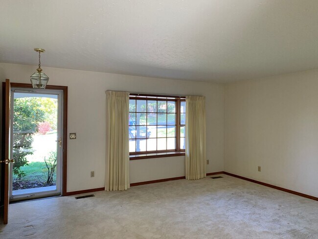 Building Photo - *RE-RENTAL* 3 Bedroom, 1.5 Bath House