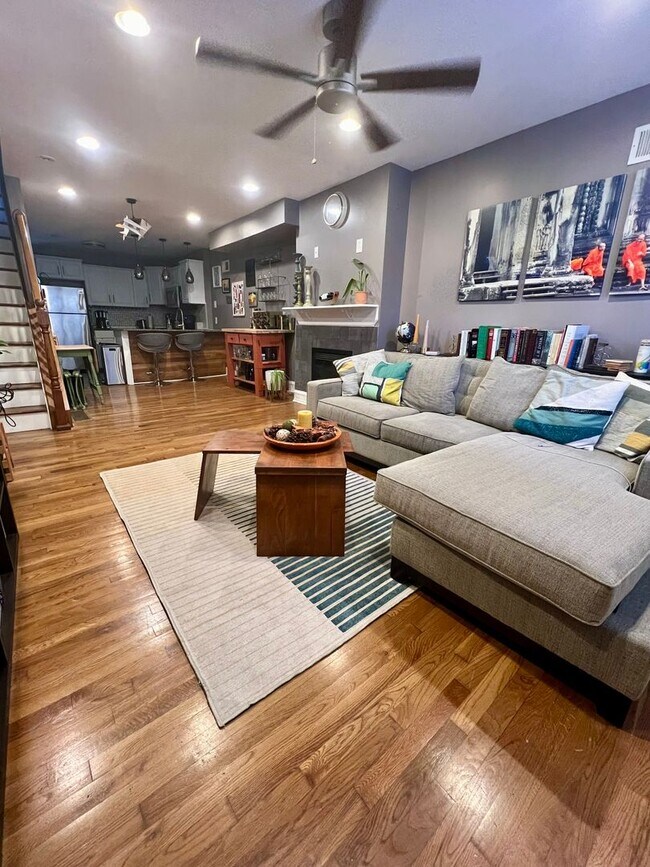 Building Photo - Stunning 2-Bedroom Townhome with Finished ...