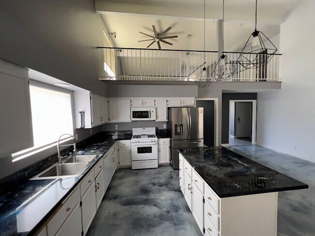 Foto del edificio - Custom 3 bedroom home with master bedroom ...