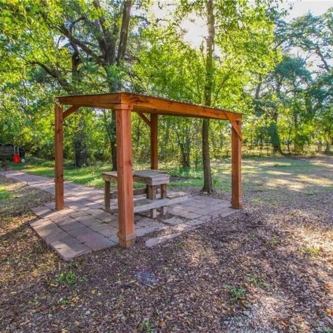 Gama exterior - 700 Oak Grove Loop