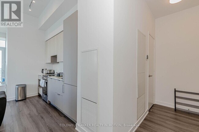 Photo du bâtiment - 3883-3883 Quartz Rd