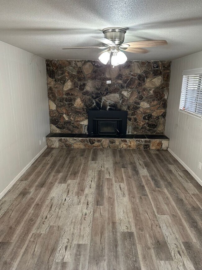 Building Photo - 3 BEDROOM 2 BATHROOM WITH A POOL