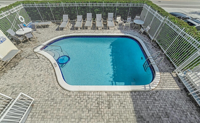 Building Photo - 3915 S Flagler Dr
