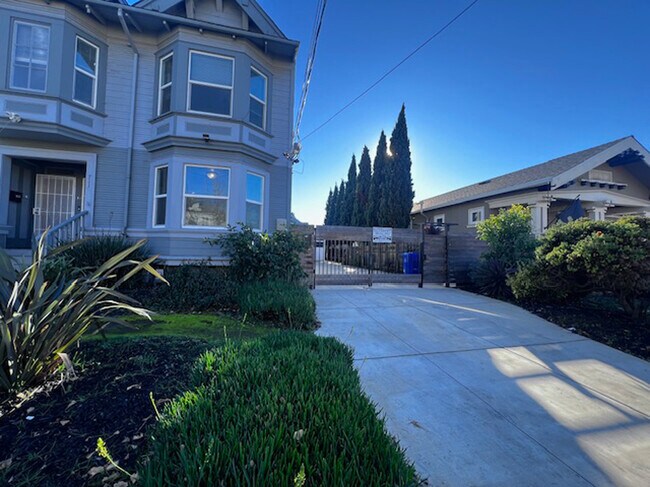 Building Photo - 709 32nd St