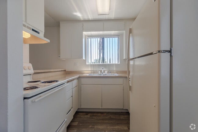 2BR, 2BA - 667 SF - Sunset Trails